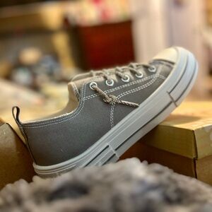 Brand new very G sparkling strings grey sneakers sz 8